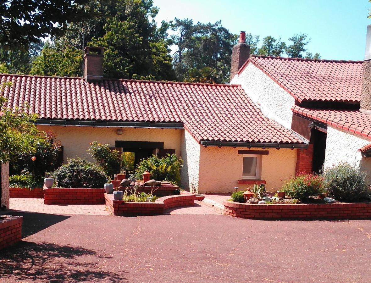 village tonneaux de tirpoil Montilliers Extérieur photo